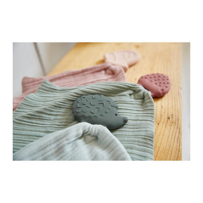 Musselin mit grauem Igel-Beißring von Lässig