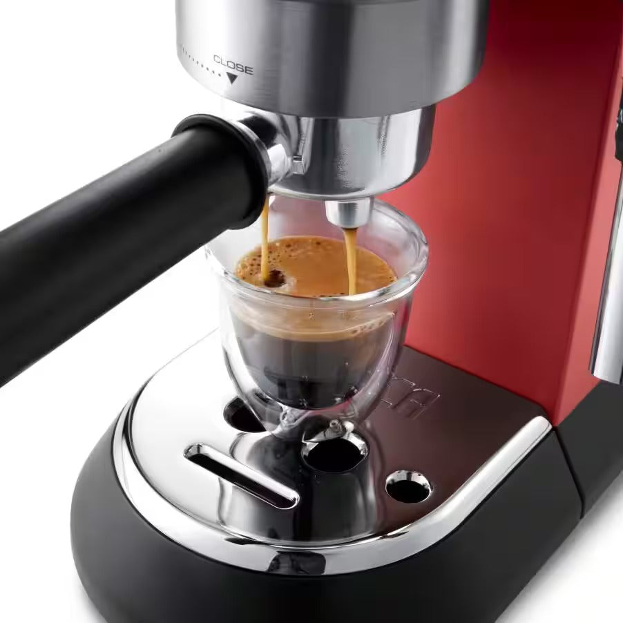 Delonghi Dedica Style Handmatige espressomachine en cappuccinatore EC685.R rood